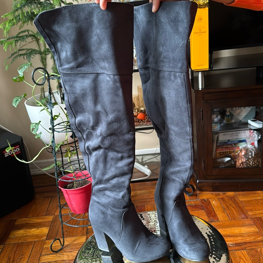 Blue-gray high knee suede boots